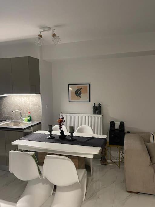 Niarchos Iii Apartment *